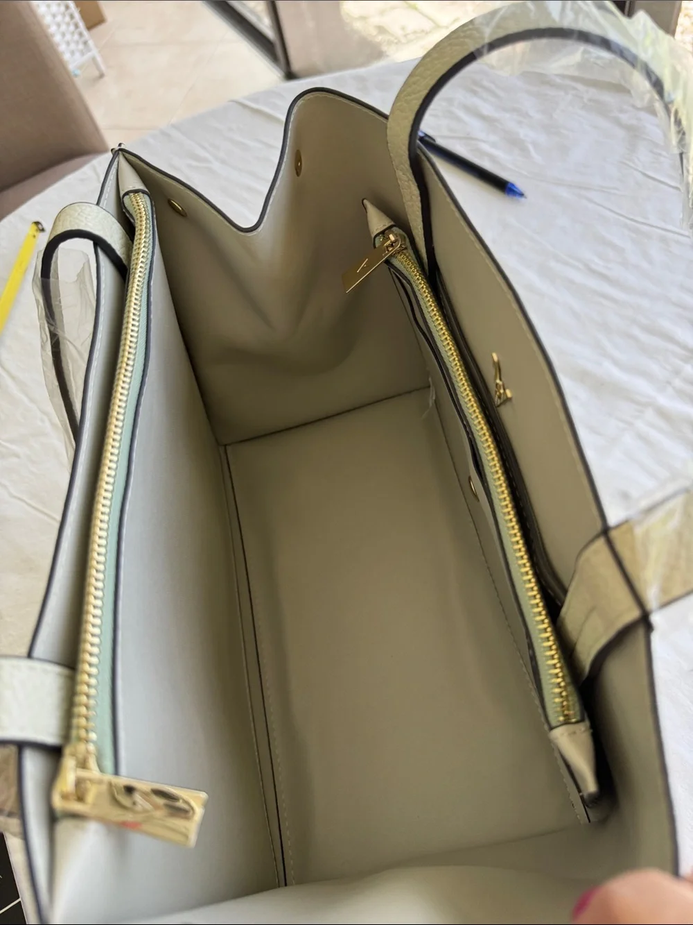 Vanessa Williams V-Logo Cream Tote Bag with Matching Zip Wallet. 11”x9”x6”